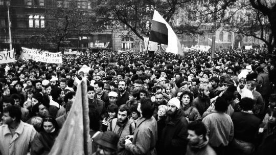 Námestie SNP v Bratislave 22.novembra 1989 počas povolenej manifestácie študentov a ďalších obyvateľov hlavného mesta.