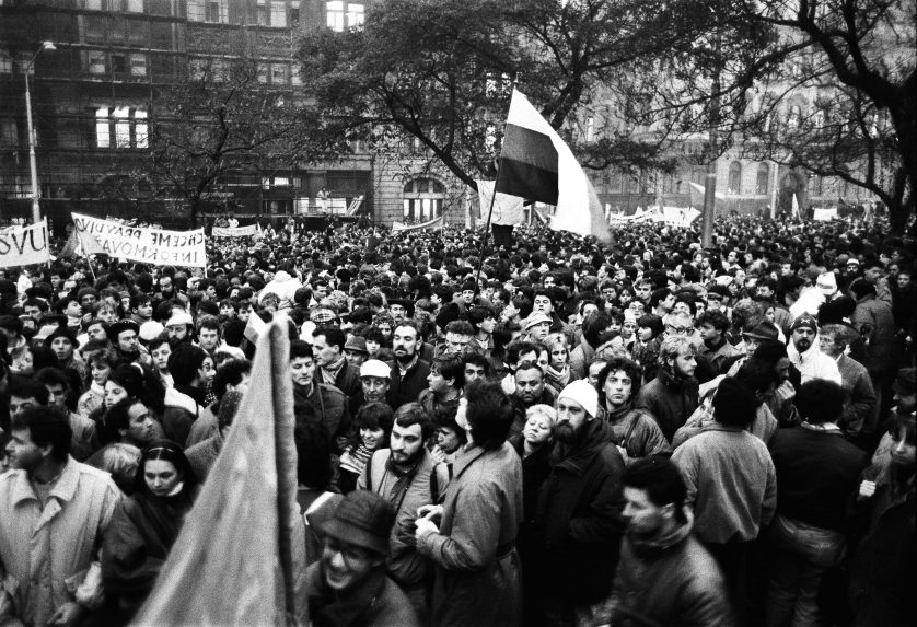 Námestie SNP v Bratislave 22.novembra 1989 počas povolenej manifestácie študentov a ďalších obyvateľov hlavného mesta.