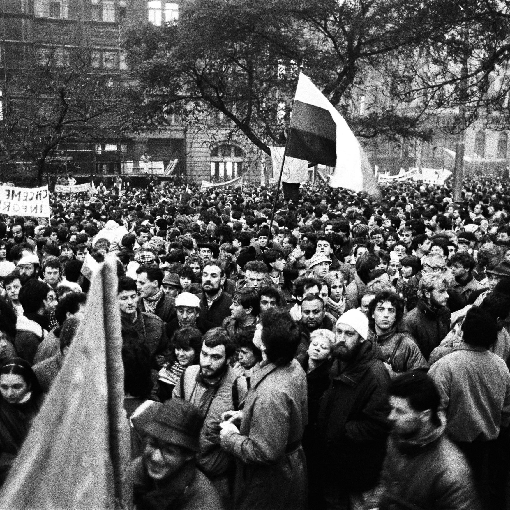 Námestie SNP v Bratislave 22.novembra 1989 počas povolenej manifestácie študentov a ďalších obyvateľov hlavného mesta.
