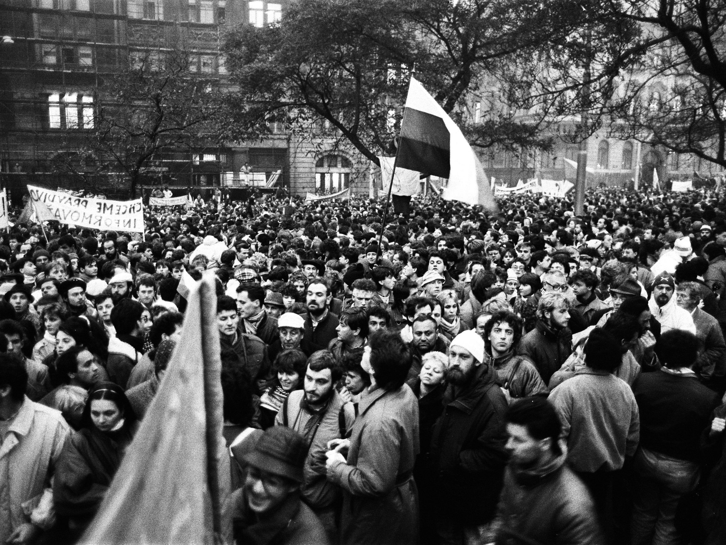 Námestie SNP v Bratislave 22.novembra 1989 počas povolenej manifestácie študentov a ďalších obyvateľov hlavného mesta.