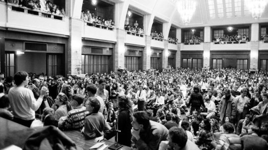 študenti v aule UK 1989