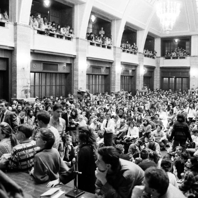 študenti v aule UK 1989