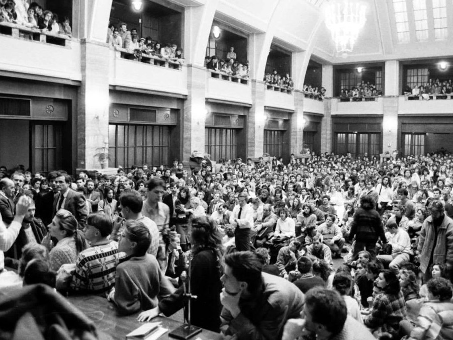 študenti v aule UK 1989