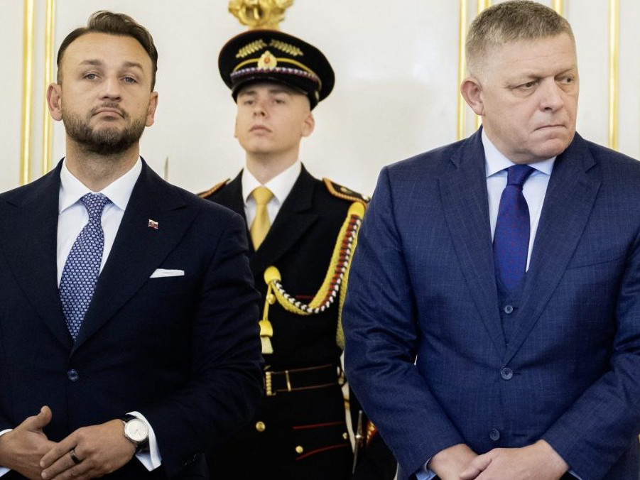 Zľava Matúš Šutaj Eštok a Robert Fico.
