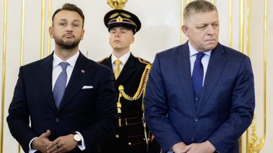 Zľava Matúš Šutaj Eštok a Robert Fico.