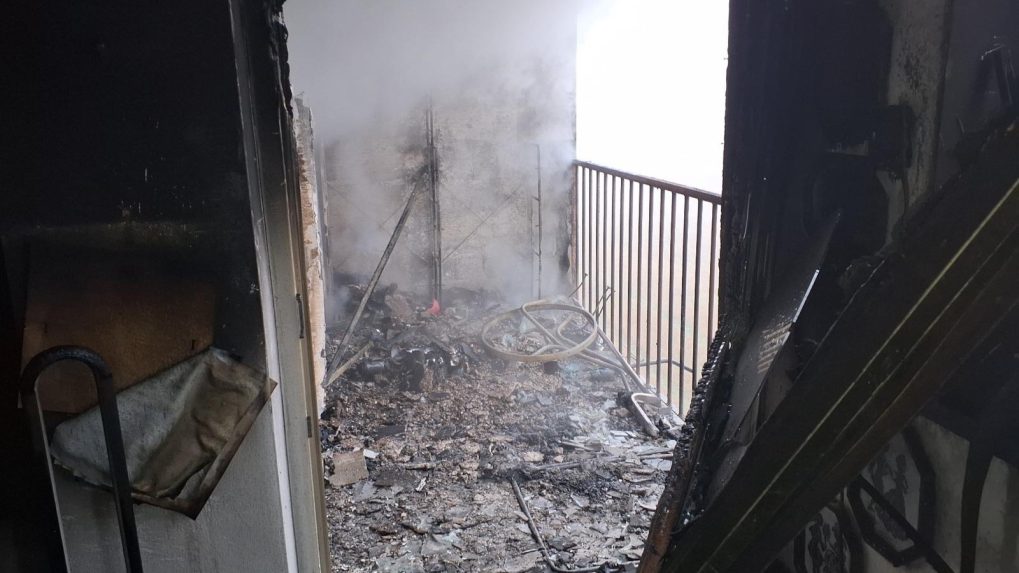 Následky požiaru, splodiny a dym v interiéri senickej bytovky.