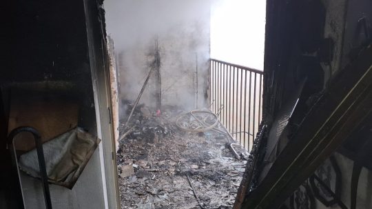 Následky požiaru, splodiny a dym v interiéri senickej bytovky.