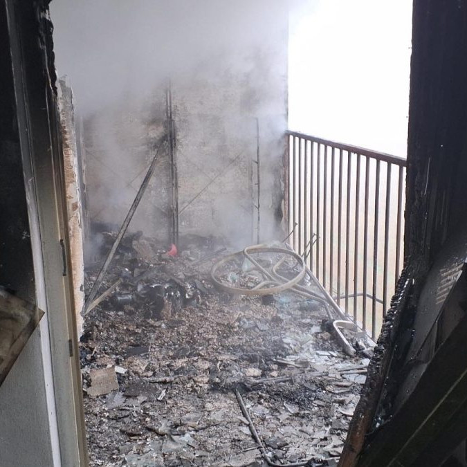 Následky požiaru, splodiny a dym v interiéri senickej bytovky.