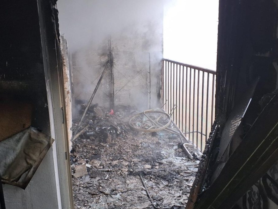 Následky požiaru, splodiny a dym v interiéri senickej bytovky.