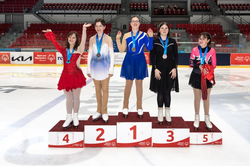 Na snímke stupeň víťazov