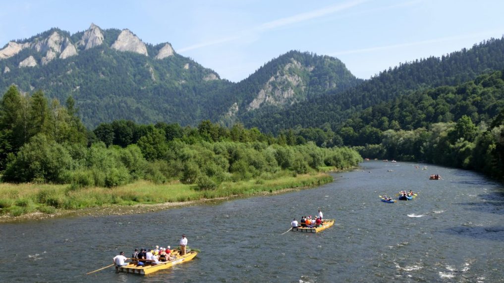 turisti na nafukovacom rafte počas plavby po rieke Dunajec v Červenom Kláštore