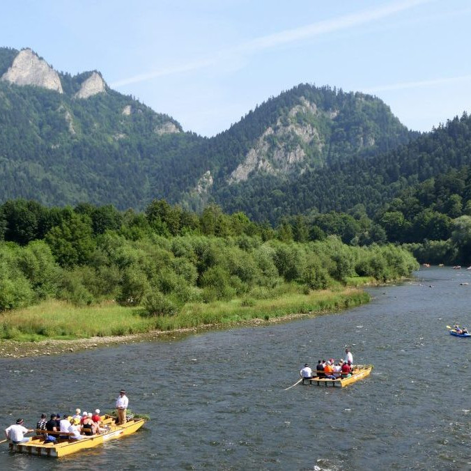 turisti na nafukovacom rafte počas plavby po rieke Dunajec v Červenom Kláštore