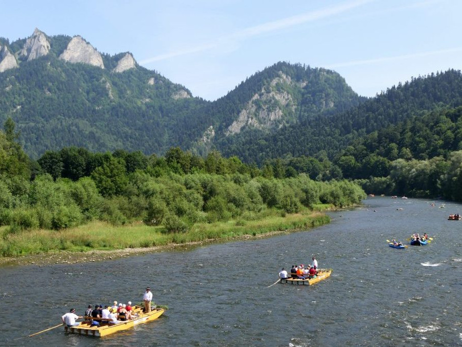 turisti na nafukovacom rafte počas plavby po rieke Dunajec v Červenom Kláštore