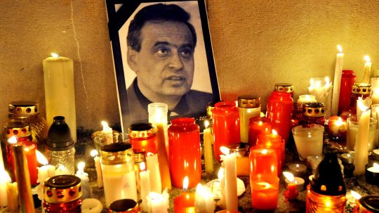 Smútočné zátišie s fotografiou Ernesta Valka.