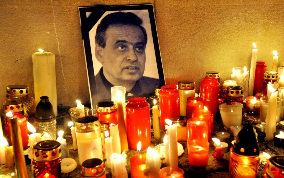 Smútočné zátišie s fotografiou Ernesta Valka.