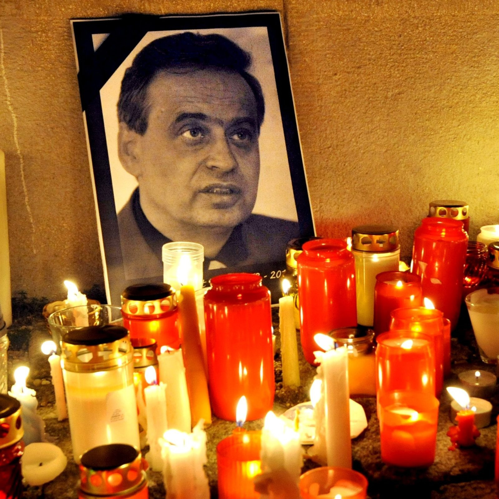 Smútočné zátišie s fotografiou Ernesta Valka.