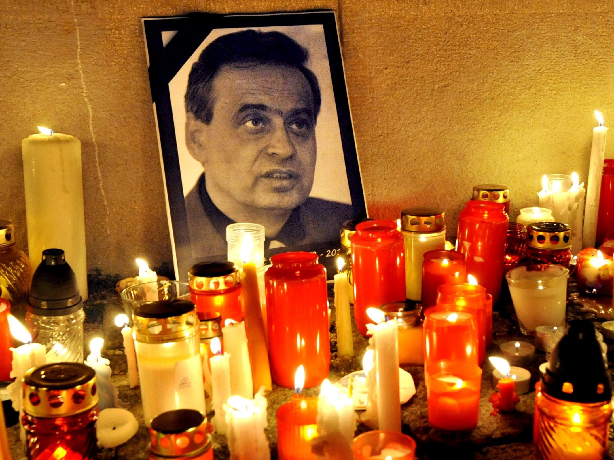 Smútočné zátišie s fotografiou Ernesta Valka.