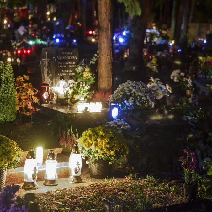 Večerná snímka z Cintorína Vrakuňa pred blížiacim sa Sviatkom všetkých svätých v Bratislave.