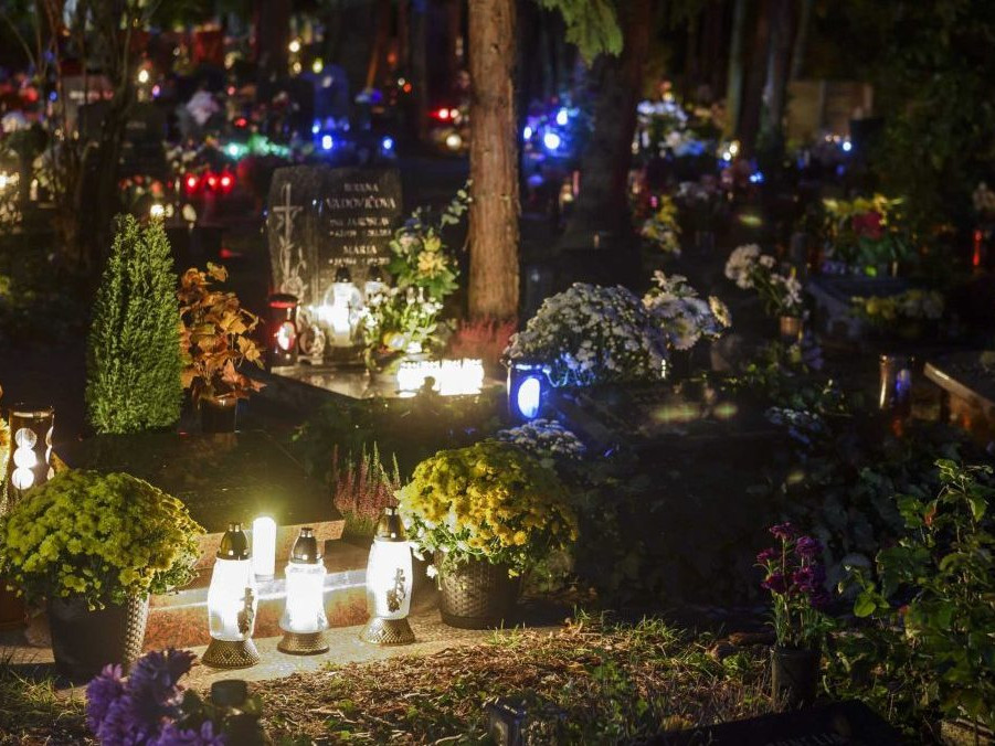 Večerná snímka z Cintorína Vrakuňa pred blížiacim sa Sviatkom všetkých svätých v Bratislave.