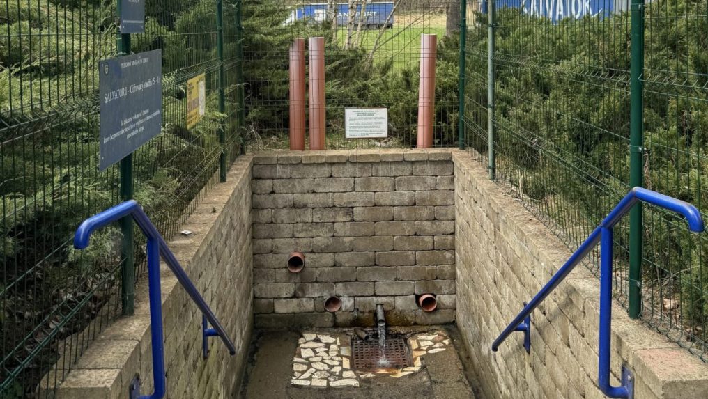 Verejný prameň minerálnej vody Salvator v obci Lipovce.