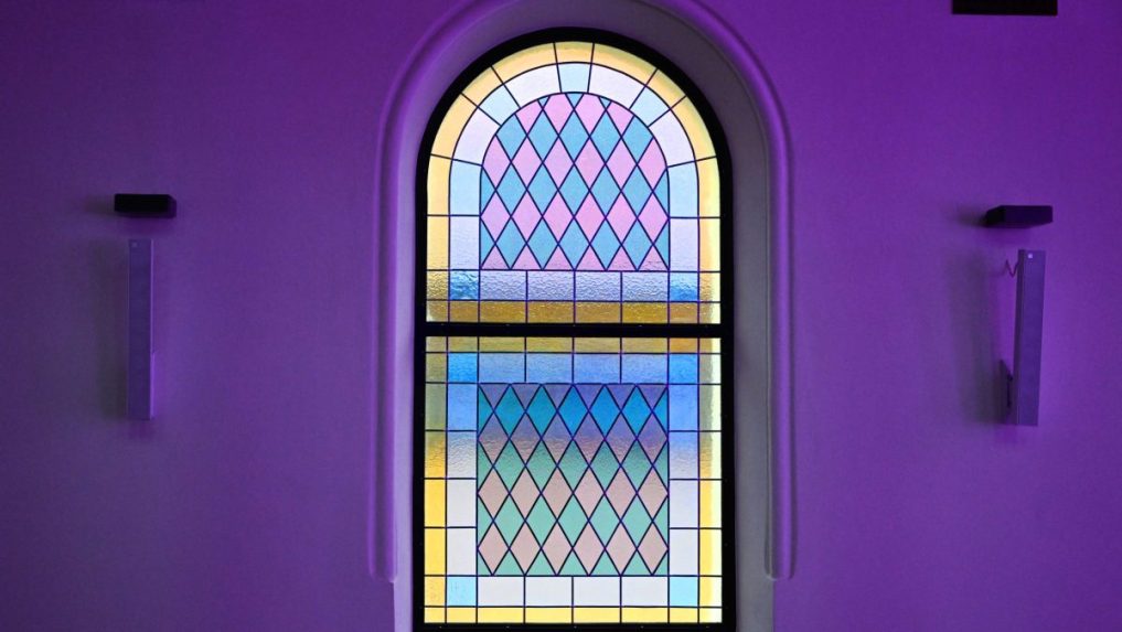 Na snímke okno synagógy v Senci.