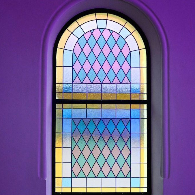 Na snímke okno synagógy v Senci.