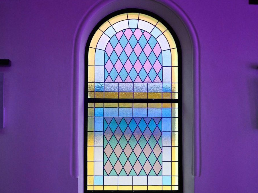 Na snímke okno synagógy v Senci.