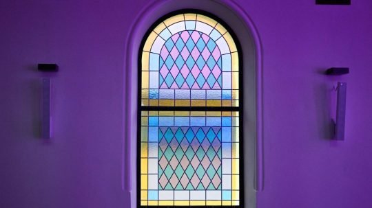 Na snímke okno synagógy v Senci.