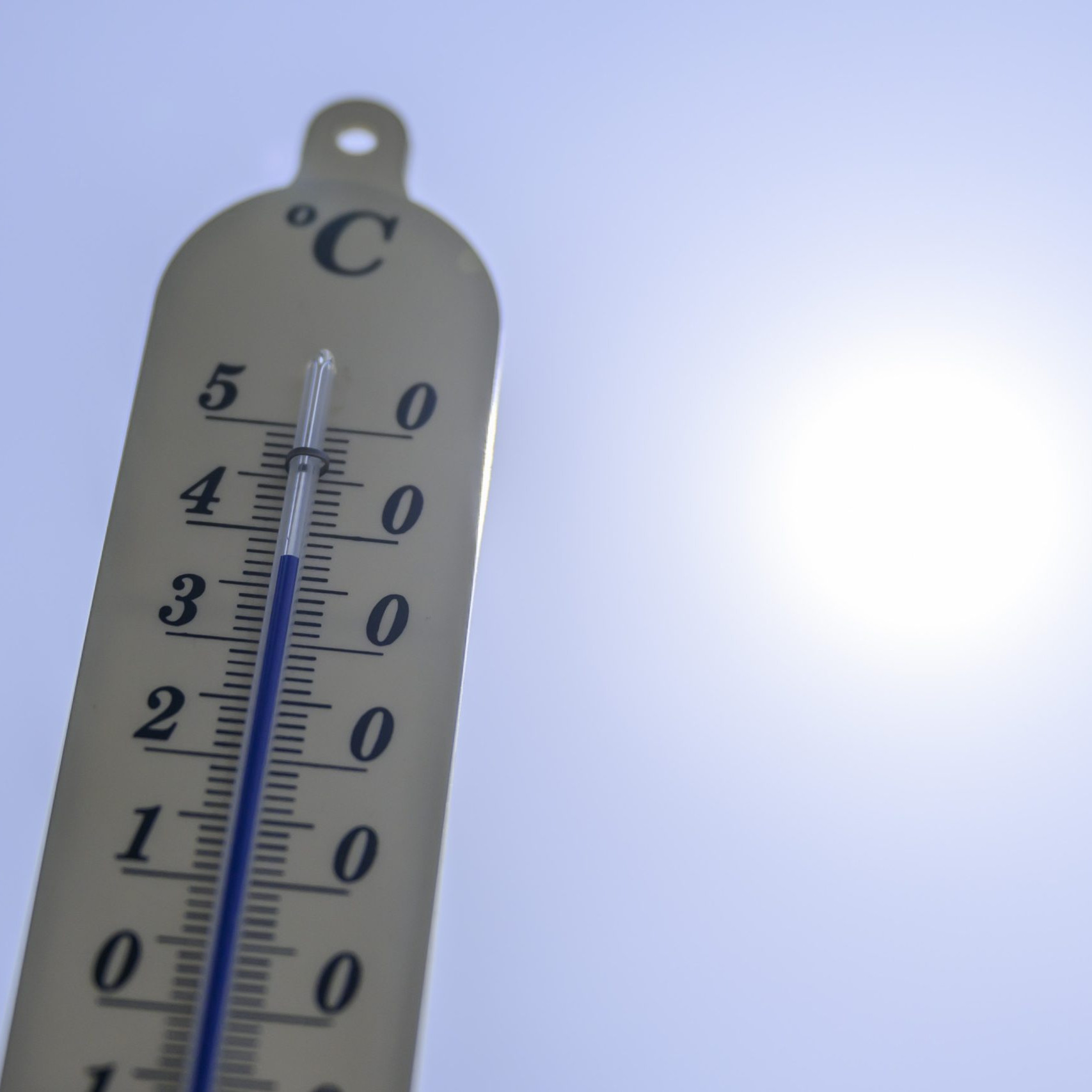 Na snímke teplomer ukazuje 37 stupňov Celzia.