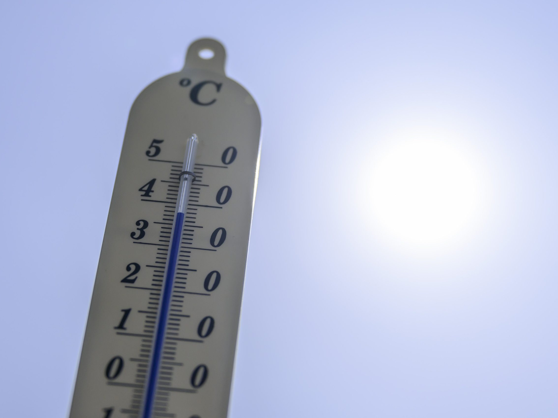 Na snímke teplomer ukazuje 37 stupňov Celzia.