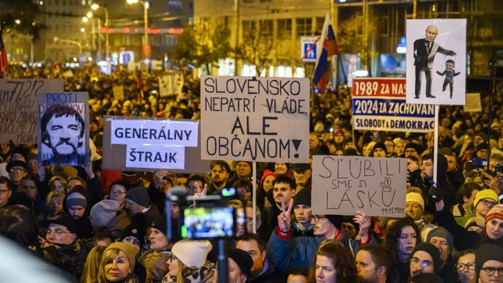 Na archívnej snímke zhromaždenie k výročiu Nežnej revolúcii v roku 2024.
