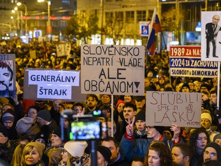 Na archívnej snímke zhromaždenie k výročiu Nežnej revolúcii v roku 2024.