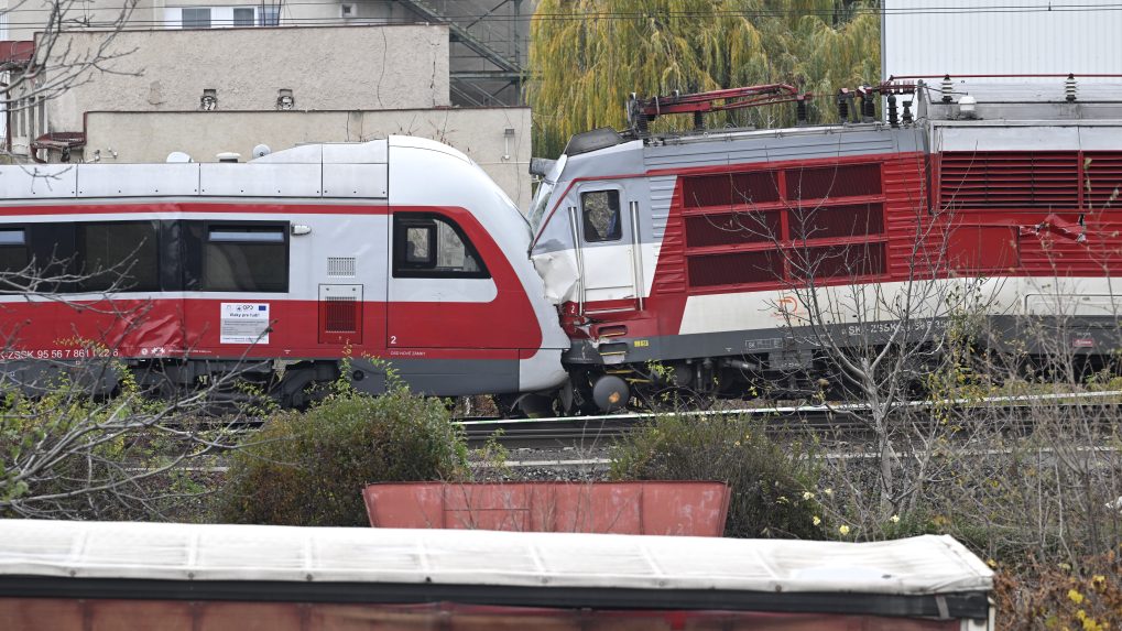 Na snímke dva vlaky nasledujúci deň po zrážke pri Pezinku v pondelok 10. novembra 2025. Vlak REX 1814 (z Nitry do Bratislavy) sa po výjazde zo stanice Pezinok.