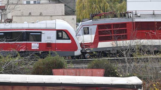 Na snímke dva vlaky nasledujúci deň po zrážke pri Pezinku v pondelok 10. novembra 2025. Vlak REX 1814 (z Nitry do Bratislavy) sa po výjazde zo stanice Pezinok.