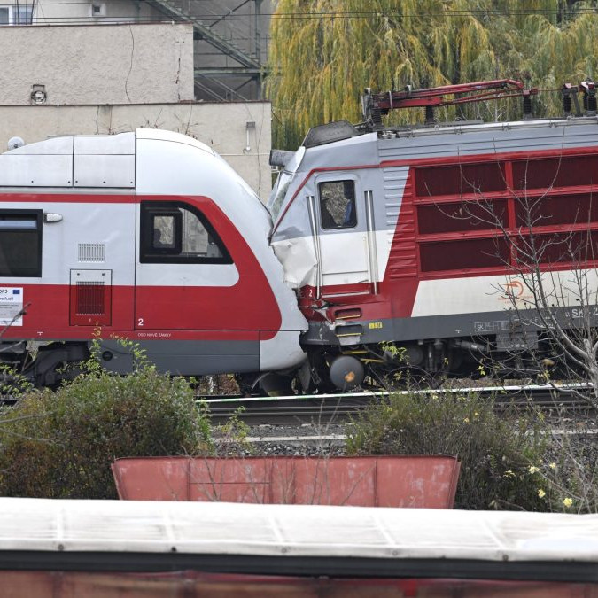 Na snímke dva vlaky nasledujúci deň po zrážke pri Pezinku v pondelok 10. novembra 2025. Vlak REX 1814 (z Nitry do Bratislavy) sa po výjazde zo stanice Pezinok.