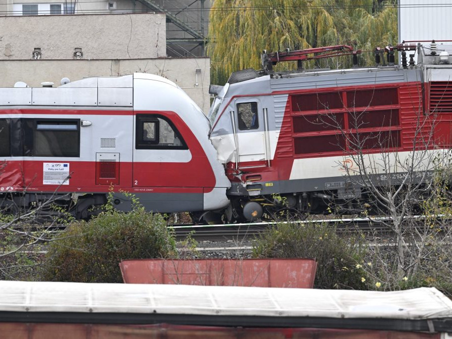 Na snímke dva vlaky nasledujúci deň po zrážke pri Pezinku v pondelok 10. novembra 2025. Vlak REX 1814 (z Nitry do Bratislavy) sa po výjazde zo stanice Pezinok.