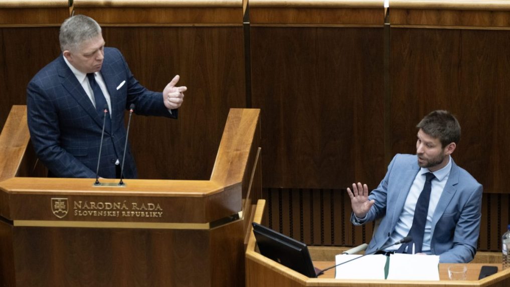 Zľava Robert Fico a Michal Šimečka v pléne Národnej rady SR.