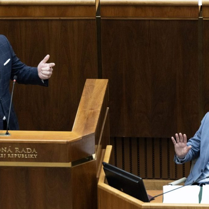 Zľava Robert Fico a Michal Šimečka v pléne Národnej rady SR.