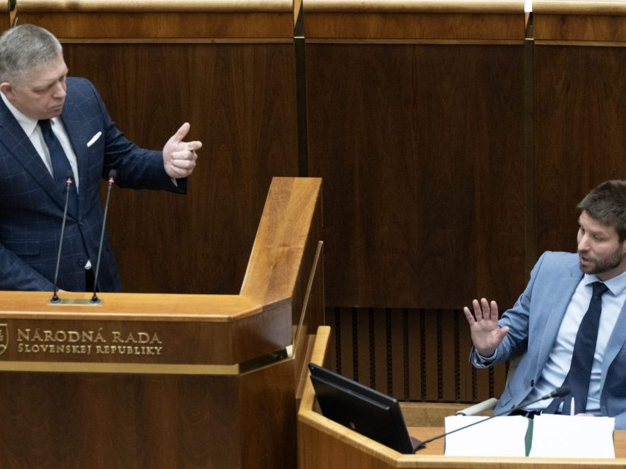 Zľava Robert Fico a Michal Šimečka v pléne Národnej rady SR.