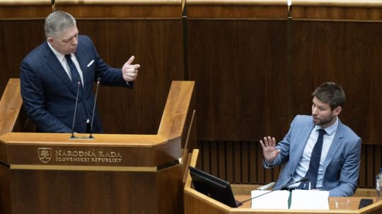 Zľava Robert Fico a Michal Šimečka v pléne Národnej rady SR.