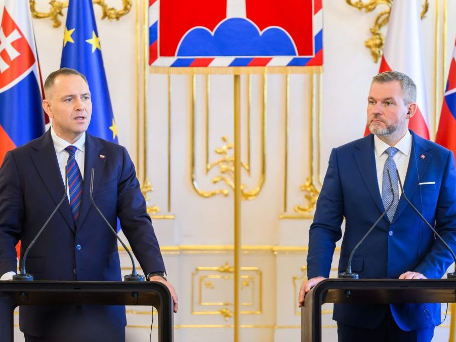 Na snímke poľský prezident Karol Nawrocki a slovenský prezident Peter Pellegrini.