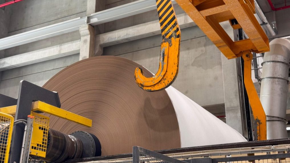 Na ilustračnej snímke papierenský stroj.