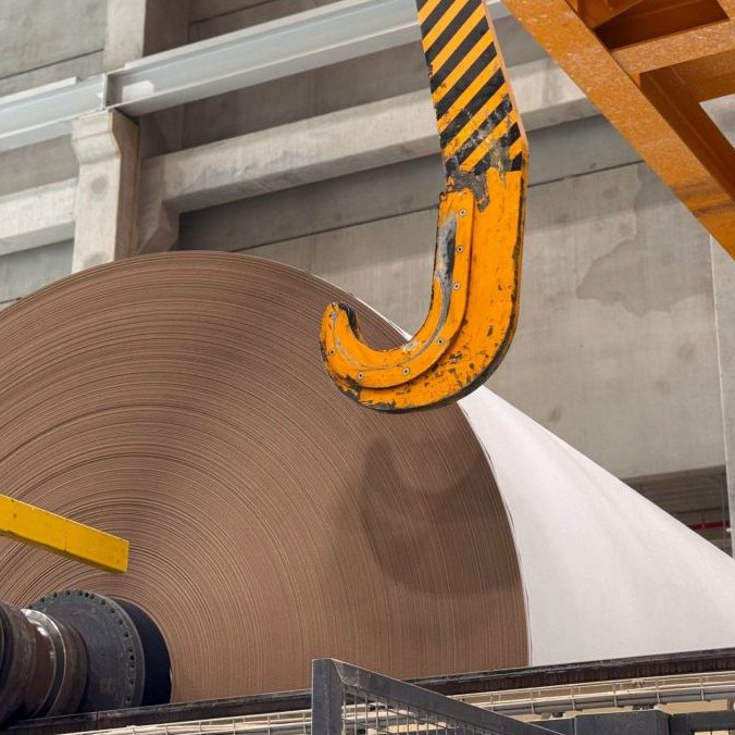 Na ilustračnej snímke papierenský stroj.