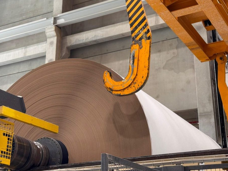 Na ilustračnej snímke papierenský stroj.