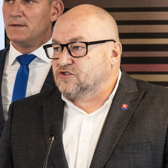 Minister cestovného ruchu R. Huliak.