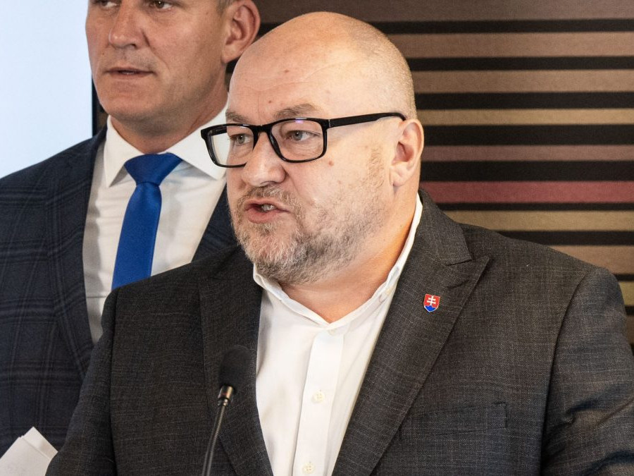 Minister cestovného ruchu R. Huliak.