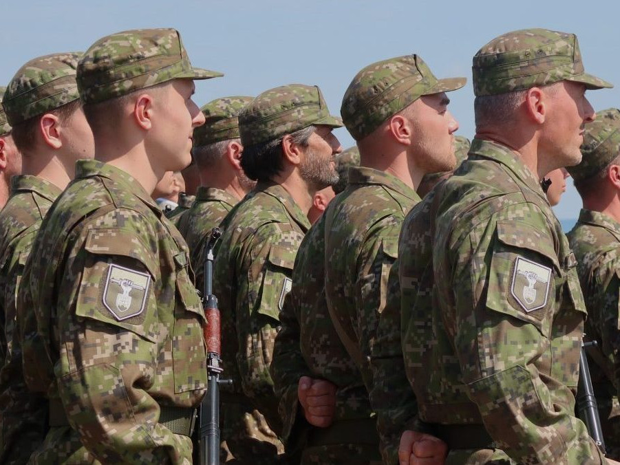 Na snímke účastníci pilotného výcviku Národných obranných síl.