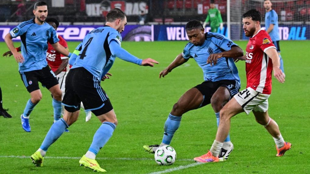 Hráči Slovana Bratislava v boji o loptu.