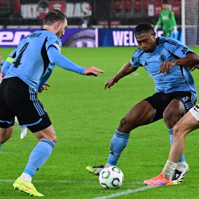 Hráči Slovana Bratislava v boji o loptu.