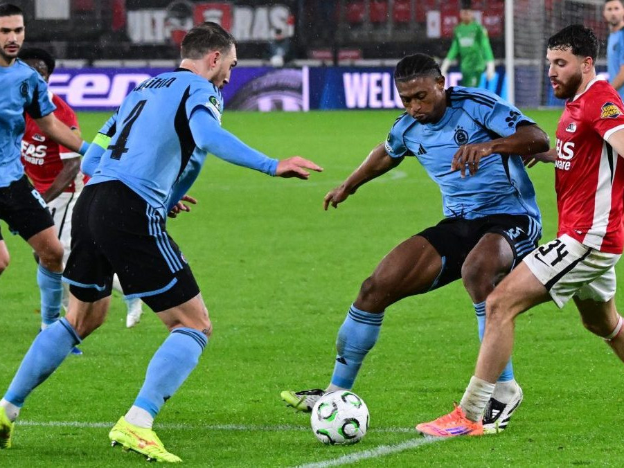 Hráči Slovana Bratislava v boji o loptu.